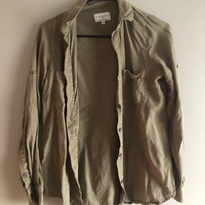 Army green fashionable jacket! *FITS LIKE A SMALL*